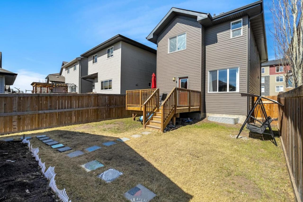 Spacious Home In Mcconachie, Near Anthony Henday, Sleeps 12, Backyard, Netflix, Free Parking Edmonton Extérieur photo